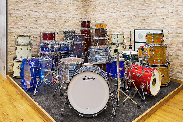 ドラムセット約20セットを展示